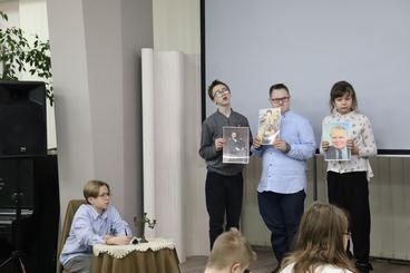 Inscenizacja z udziałem uczniów wieluńskich szkół w Bibliotece Miejskiej - dotyczyła Nagrody Nobla
